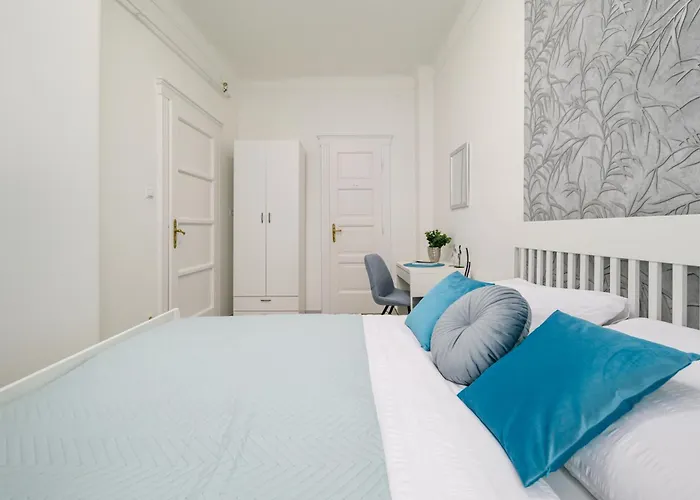 2 Separate Bedrooms Oasis *