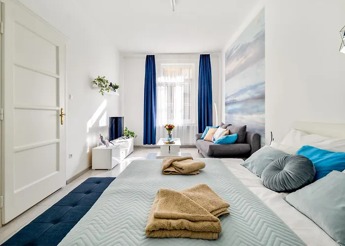 2 Separate Bedrooms Oasis *